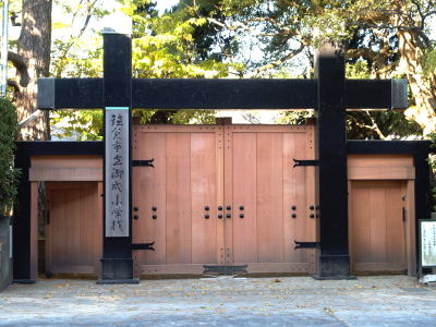 御成小学校正門（門標は高浜虚子）